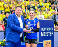Britt Bongaerts bekommt den Pokal als Gesamt-MVP von VBL-Aufsichtsratsmitglied Christopher Fetting überreicht. Foto: Jens Körner - Bildermacher Sport